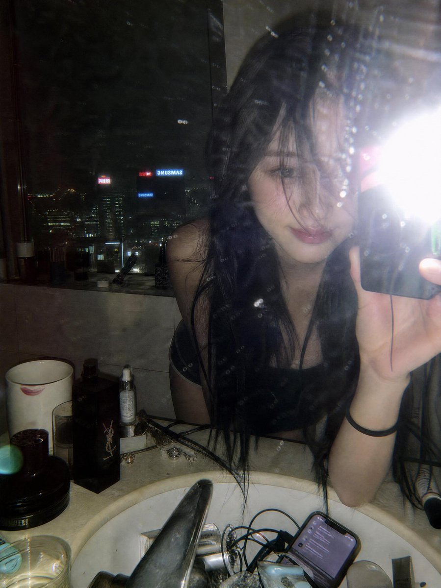 Y2K Flash Mirror Selfie